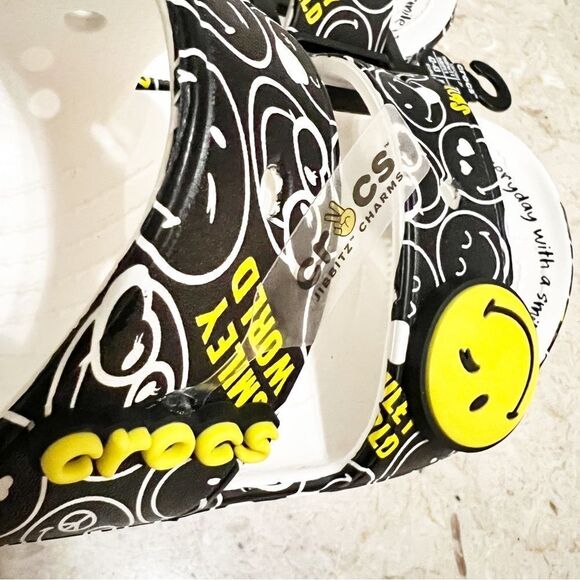 Classic Crocs SmileyWorld Sandals Men’s Size 9 - Picture 10 of 10